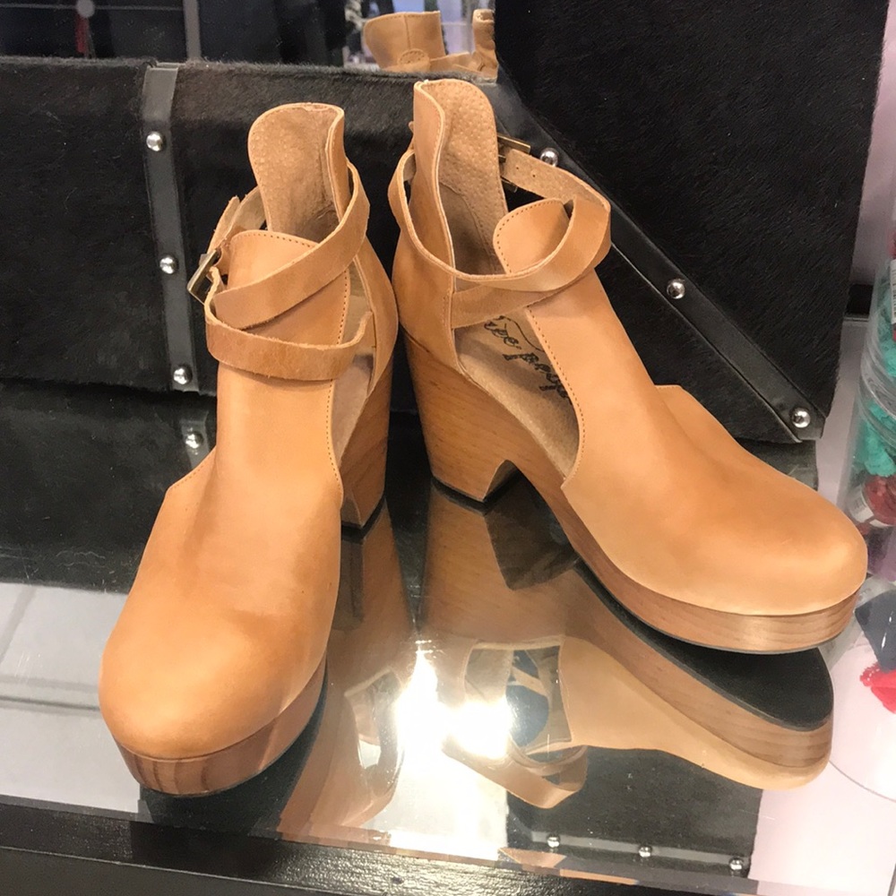 Free People tan clogs